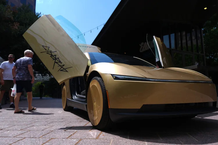 Musk launches taxi service with no steering wheels